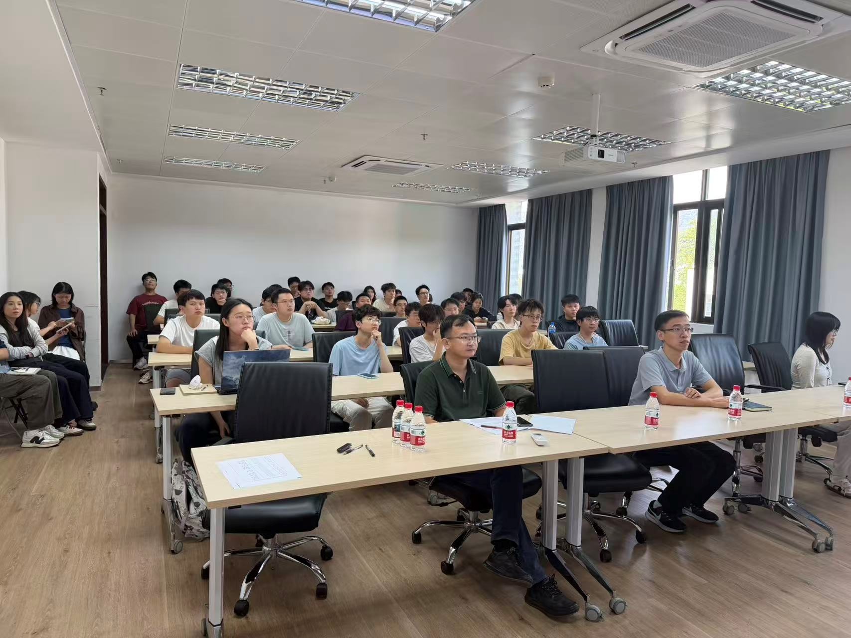 研思论道 智启前沿—— 智能制造系列研究生学...